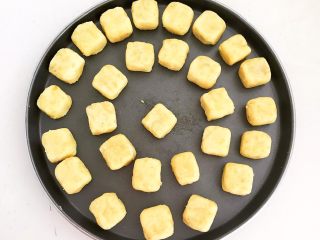 12、板栗饼,再整理成小方块，栗子饼坯就做好了