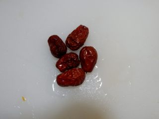 3、红枣百合蒸南瓜,红枣洗净备用