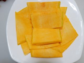 6、红枣百合蒸南瓜,切好之后放在碗里,