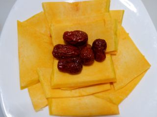 7、红枣百合蒸南瓜,再把洗净的红枣