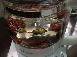 2、办公室养颜茶#健康美颜餐#,先倒入少许凉开水将所有食材浸过，然后将这些水倒掉，再根据自己的喝水量倒入适量纯净水；