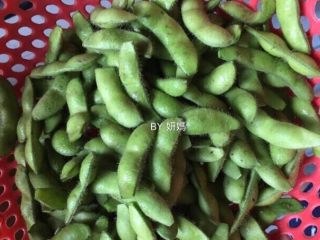 4、卤毛豆,新鲜毛豆用少量盐浸泡搓洗干净，加盐是有利于很好地去掉毛豆上面的毛毛～