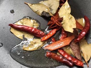 5、卤毛豆,不粘锅加适量油，干红辣椒、桂皮、八角、香叶提前泡洗干净，倒入上述香料小火爆香～