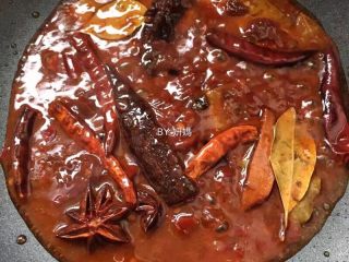 6、卤毛豆,加入2汤匙郫县豆瓣酱炒出红油，再加一点点清水煮沸～