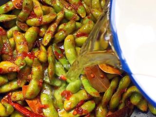 8、卤毛豆,加适量清水煮沸，没过毛豆为宜～