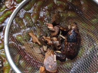 9、卤毛豆,这里卤药市场能买的到的，没有一包一包的，也可以自己配，卤药里由常见的基本材料组成：香草、草果、陈皮、白果、香叶、桂皮、八角、山楂、西洋参片，党参等～