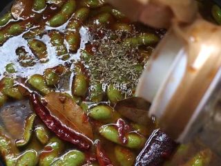 11、卤毛豆,加入生抽提色～