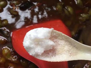 13、卤毛豆,待汤汁熬到还剩1/3时，调入盐提味～这里需要注意：汤汁不要完全熬干，因为最后需要汤汁一起浸泡毛豆入味～