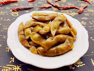 14、卤毛豆,待汤汁完全冷却下来后，毛豆连同汤汁一起倒入大碗里加盖放冰箱冷藏浸泡一夜，这样更入味！尝试过好几次，这样做比起不浸泡的要好吃很多～