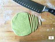 7、【向日葵面点】,菠菜面团揉匀，擀成面皮，切成条状。