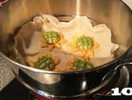 9、【向日葵面点】,待两倍大时冷水入蒸锅，大火烧开后转中小火蒸12分钟关火两三分钟后开盖即可。