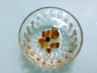 2、桃胶银耳汤,桃胶提前一夜泡发