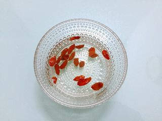4、桃胶银耳汤,枸杞浸泡备用