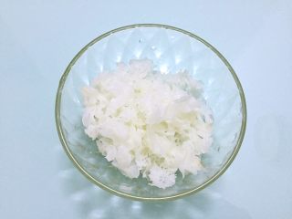 6、桃胶银耳汤,银耳洗净撕成小朵