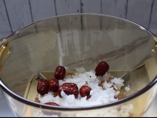 8、桃胶银耳汤,把桃胶、银耳、红枣放入锅中