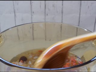 14、桃胶银耳汤,搅拌至冰糖融化即可