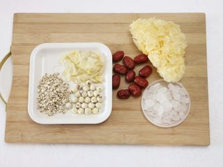1、莲子百合银耳羹,准备所需食材