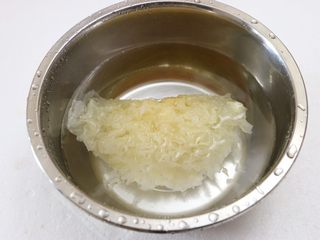 2、莲子百合银耳羹,银耳提前用水泡发