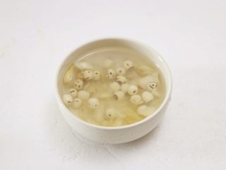 4、莲子百合银耳羹,百合和莲子用水浸泡片刻