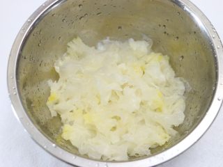 5、莲子百合银耳羹,泡发的银耳去掉黄色根部，洗净后撕成小朵