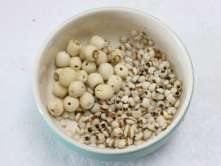 6、莲子百合银耳羹,浸泡好的薏米和莲子洗净，挑去杂质