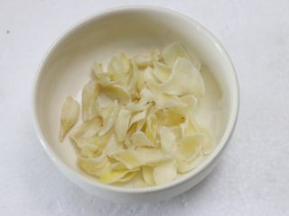 7、莲子百合银耳羹,百合洗净备用