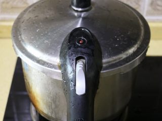 9、莲子百合银耳羹,盖好锅盖，大火煮开，待高压锅上汽后，转中小火继续煮15分钟关火