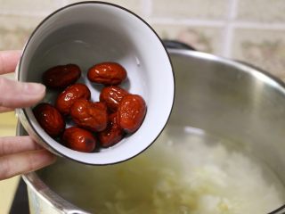 11、莲子百合银耳羹,加入红枣