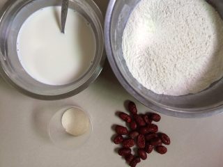 1、红枣牛奶发糕,准备好食材