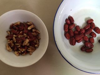 3、红枣牛奶发糕,去核切碎备用