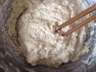 6、红枣牛奶发糕,混合液倒入面粉中