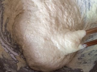 7、红枣牛奶发糕,把面糊顺一个方向搅动顺滑