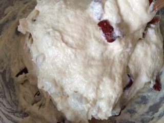 9、红枣牛奶发糕,搅拌均匀