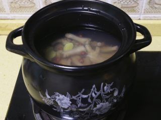 9、红枣花生凤爪汤,水量自己掌握，也不要太过于多，正常煲汤的水量即可