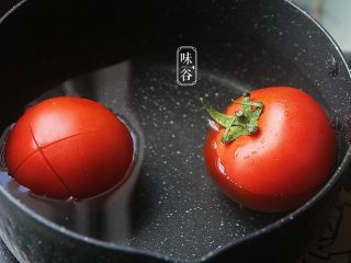 3、酸爽下饭的茄汁土豆丝,把番茄放入锅内煮至表皮稍微脱落后捞起放凉后剥去表皮;