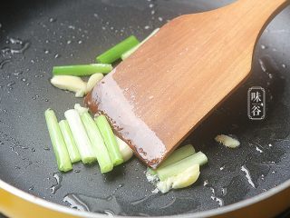 6、酸爽下饭的茄汁土豆丝,先热锅，放入油，葱白爆香；