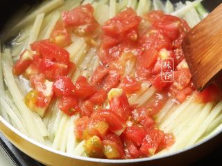 9、酸爽下饭的茄汁土豆丝,倒入番茄翻炒；