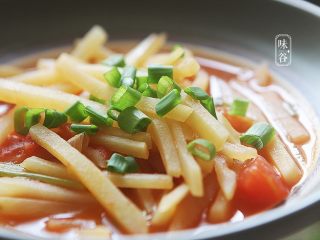 13、酸爽下饭的茄汁土豆丝,习惯性来张特写，诱惑下亲们的味觉！