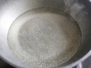 3、简单好吃的炒四季豆,锅中水烧开。