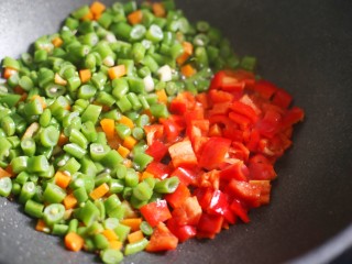 9、简单好吃的炒四季豆,大红椒。