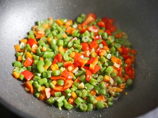 10、简单好吃的炒四季豆,翻炒均匀。