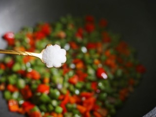 11、简单好吃的炒四季豆,加入一勺盐。