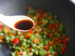 12、简单好吃的炒四季豆,一勺生抽。