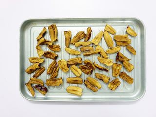 2、养生红糖红枣司康饼（酵母版）,红枣先去核，切成小块，送入烤箱，稍微烤干点水份，无需预热，150度，烤10分钟（有红枣干的可以省略此步）