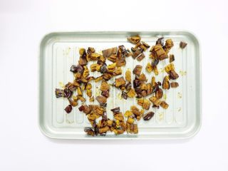 3、养生红糖红枣司康饼（酵母版）,烤完后，切成小粒（这次烤得有点过了( ･᷄ὢ･᷅ ）