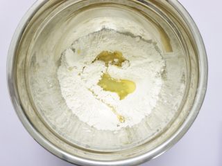 5、养生红糖红枣司康饼（酵母版）,加入玉米油。