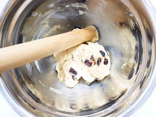 9、养生红糖红枣司康饼（酵母版）,放入枣干，用擀面杖搅成团，无需过度搅拌以免起筋，能成团即可，盖上保鲜膜，放入冰箱冷藏发酵一晚上。