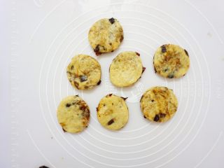 11、养生红糖红枣司康饼（酵母版）,压出模型或者直接切成三角形也可以，在表面刷上蛋液。