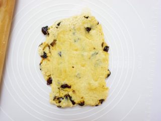 10、养生红糖红枣司康饼（酵母版）,冰箱取出，擀平后对折，再擀平，重复3~4次，不要太用力去压，如果发现面团擀开后出现回弹，就不要再擀了，不需要面团起筋的。