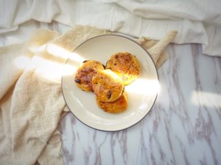 13、养生红糖红枣司康饼（酵母版）,刚出炉的时候口感最好了，外酥里软的。